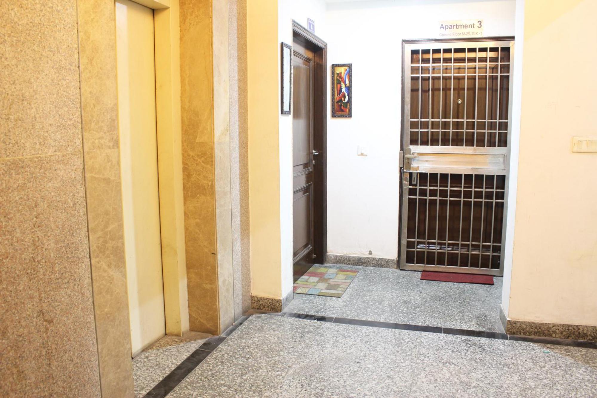 Luxurious Modern 2bhk Prime Location Delhi Apartment *