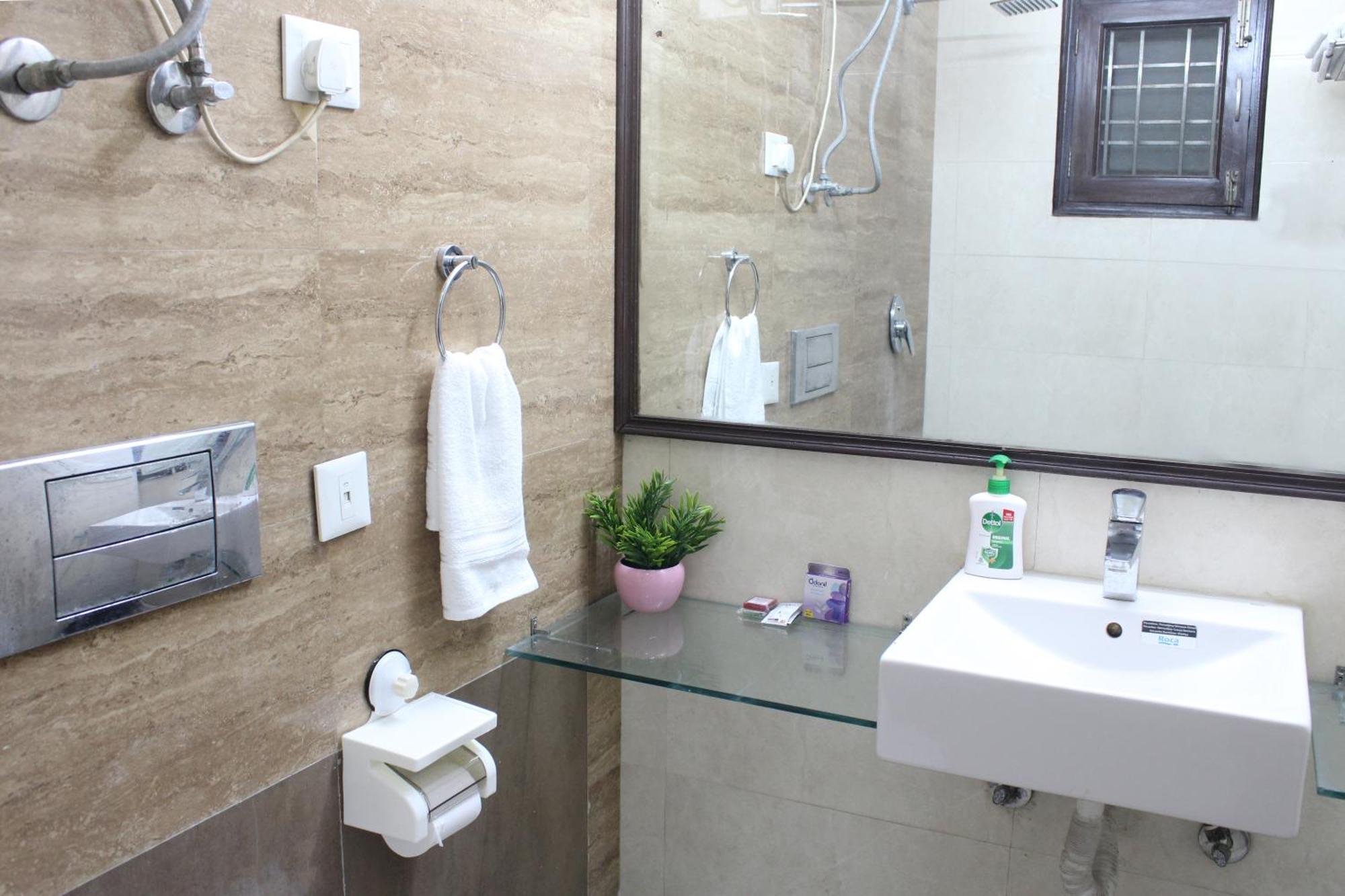 Luxurious Modern 2bhk Prime Location Delhi Apartment *